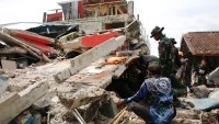 Tragedia en Indonesia: ascienden a 310 la cifra de muertos tras fuerte sismo