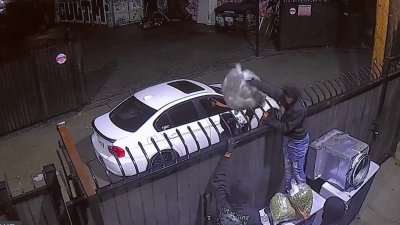 En video: ladrones sacan varias bolsas de marihuana de un dispensario