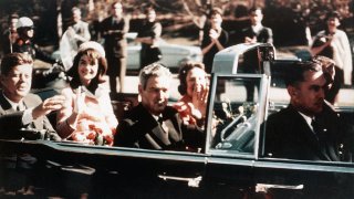 El presidente John Kennedy y su esposa, Jacqueline, el 22 de noviembre de 1962, en Dallas, momentos antes de su asesinato.