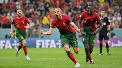 Pepe mete un golazo de cabeza y pone el  2-0 para Portugal