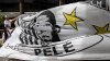 Seguidores brasileños hacen una vigilia a Pelé frente al hospital