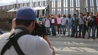 Periodistas se manifestaron contra la inseguridad frente al municipio en Chilpancingo, estado de Guerrero, el martes.