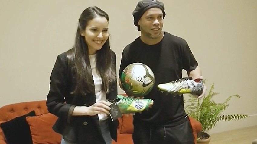 De Messi a Ronaldinho: joven paraguaya pinta botines y balones para las estrellas del fútbol mundial