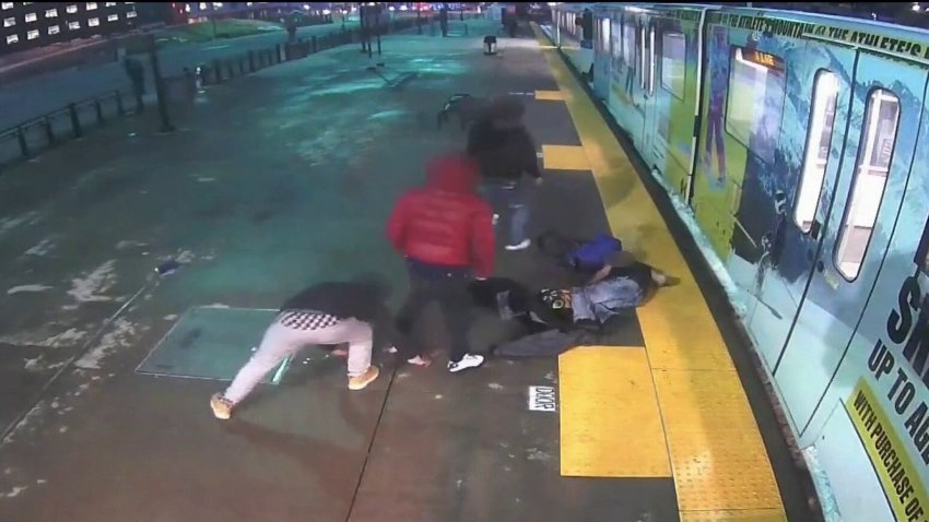 Pateado y abandonado: captan en video la brutal golpiza a un pasajero tras bajarse de un tren
