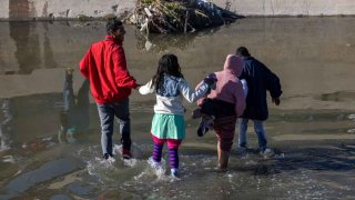 Inmigrantes cruzan el Río Grande hacia El Paso, Texas el 8 de enero de 2023 desde Ciudad Juárez, México.