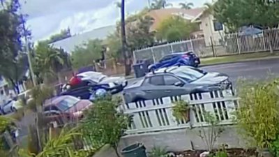 Impactante video: auto atropella a un niño, lo lanza por los aires y el conductor huye