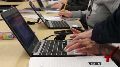 Mamás hispanas se unen para aprender computación en South Salt Lake