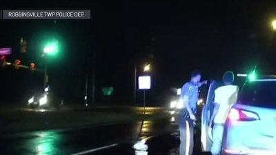 Dramático video: arrollan a policía que ayudaba a conductor accidentado