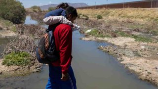 Cientos de migrantes venezolanos se acercan a pie a la Patrulla Fronteriza de EEUU para cruzar la frontera y solicitar asilo humanitario en Estados Unidos el 10 de abril de 2023 en Ciudad Juárez, México.