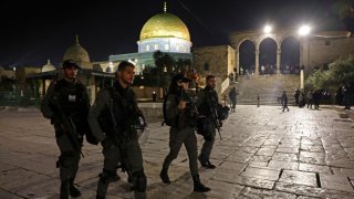 Fuerzas de seguridad israelíes patrullan el Domo de la Roca el sábado.