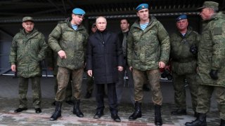 Foto del el presidente Vladímir Putin con militares rusos.