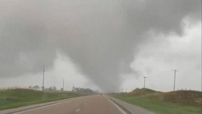 En video: captan de cerca inmenso tornado en la carretera