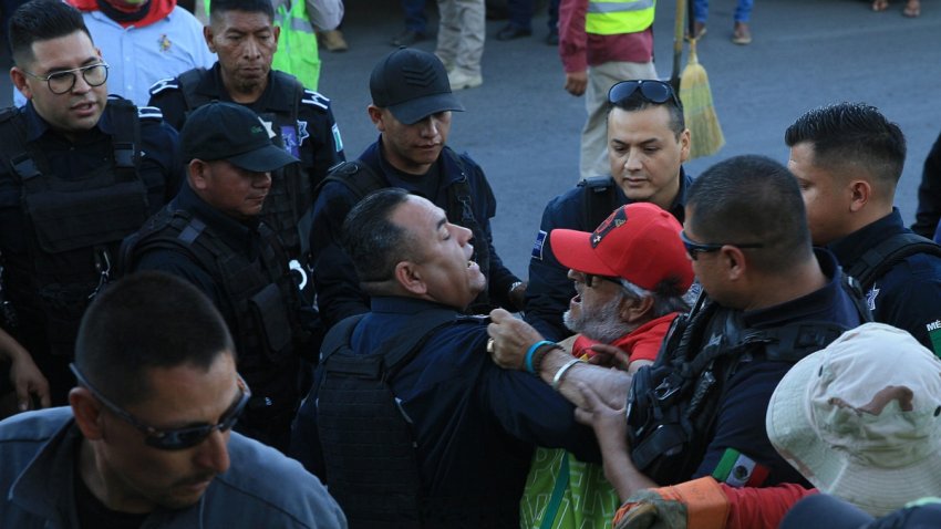 De atropello en atropello: policía mexicana desaloja a migrantes de calles fronterizas