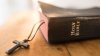 Retiran libro de la Biblia de varias escuelas en Utah por supuesto contenido pornográfico