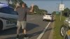 Ira al volante: conductor apunta con un arma a dos personas