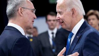 El secretario general de la OTAN, Jens Stoltenberg (izq.), y el presidente de EEUU, Joe Biden.