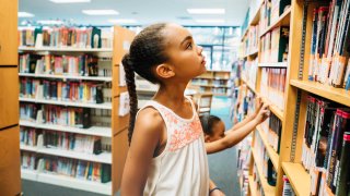 niña en una biblioteca