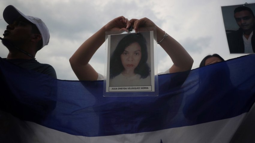 Familiares de migrantes centroamericanos se manifiestan para exigir resultados en la búsqueda de sus desaparecidos en el Zócalo de Ciudad de México (México). Fotografía de archivo. EFE/ Sáshenka Gutiérrez