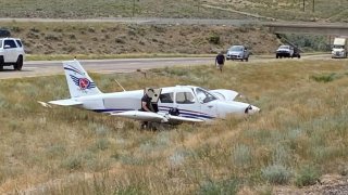 El piloto se vio obligados a aterrizar en la I-70 en dirección este en la milla 22, chocando con un camión.