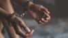 Mujer enfrenta 16 cargos criminales tras persecución: la hallan desnuda