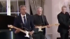 El secretario de Estado de EEUU sorprende cantando y tocando la guitarra