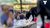 Increíble: madre protege a su hijo mientras un oso negro irrumpe en su festejo y todo queda en video