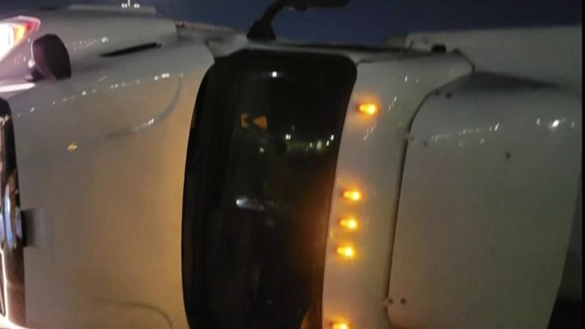 Conductor de camión pierde el control y se vuelca en la I-215