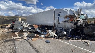 Por una razón desconocida, el Ford se desplazó hacia los carriles en dirección sur y chocó con el lado del pasajero delantero del camión.