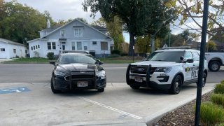 Los oficiales de la SLCPD y SLC FD optaron por cerrar las avenidas 500 North y 300 West mientras realizan las investigaciones, ya que el incidente podría involucrar la vida de una persona.