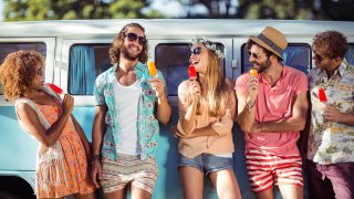Fotografía de archivo de personas comiendo paletas.