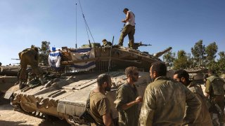 soldados israelíes en un tanque