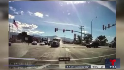 Camión pierde el control y se estrella con concesionario de autos en Tooele
