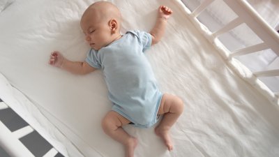 En detalle: expertos explican cómo acostar a los bebés de forma segura para evitar tragedias