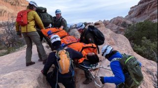 Una mujer, de 26 años, estaba escalando cuando una roca cedió, causando una caída que resultó en una lesión en la parte inferior de la pierna.