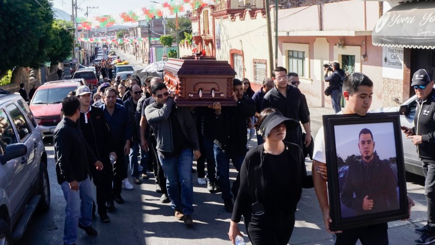 Familiares y amigos de David Hernández cargan su ataúd durante la comitiva fúnebre en Salvatierra, en el estado de Guanajuato, México, el martes 19 de diciembre de 2023. Sobrevivientes de la masacre en el centro de México dijeron a los investigadores que un grupo de personas aparecieron en una fiesta navideña y trataron de sumarse a la celebración. Al ser rechazados se fueron pero luego volvieron con otro grupo que portaba armas y dispararon a los jóvenes, dejando 11 muertos y 14 heridos. (AP Foto/Mario Armas)