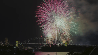 Fuegos artificiales explotan sobre el puente de la bahía de Sydney al inicio de las celebraciones de Año Nuevo en Sydney, Australia, el 31 de diciembre 2023. (AP Foto/Mark Baker)