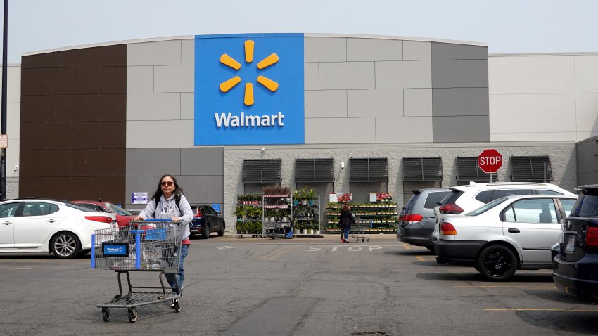 Clientes afuera de una tienda Walmart en Chicago.