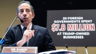 Jamie Raskin, demócrata por Maryland, miembro de alto rango del Comité de Supervisión y Responsabilidad de la Cámara de Representantes, dirige una conferencia de prensa en el edificio Rayburn sobre un informe del comité demócrata sobre una "investigación de varios años sobre los pagos aceptados por las empresas del ex presidente Trump por parte de gobiernos extranjeros durante su mandato, en violación de la Constitución", el jueves 4 de enero de 2024.