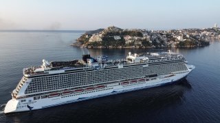 El puerto mexicano de Acapulco recibe al primer crucero de turistas tras el huracán Otis