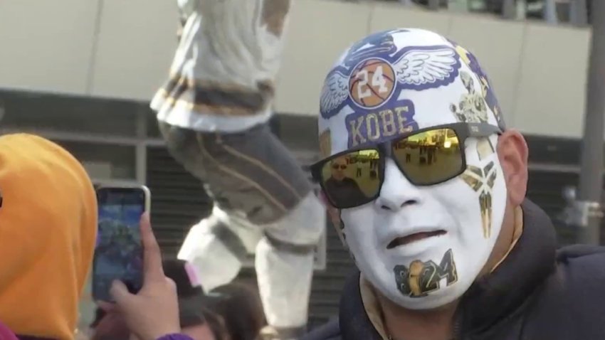 Cientos de fanáticos llegan a ver el estatua de Kobe Bryant