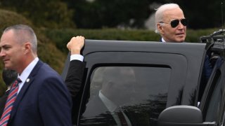 El presidente Joe Biden sale del hospital Walter Reed Medical Center en Bethesda, Maryland, este miércoles, tras su examen médico.