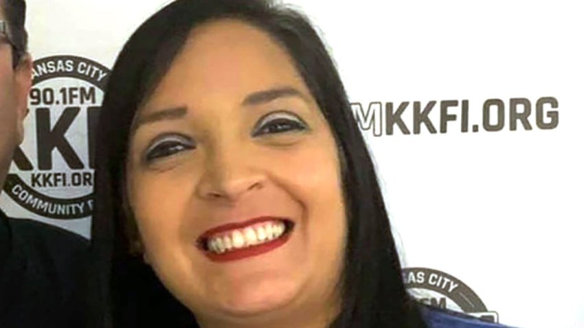 ARCHIVO – En la foto proporcionada por KKFI 90.1FM, se muestra a Lisa López-Galván. Conocida como Lisa G en KKFI-FM, presentadora del programa “Taste of Tejano” López-Galván murió a consecuencia del tiroteo el miércoles 14 de febrero de 2024, después de la celebración del campeonato de los Chiefs de Kansas City en el Super Bowl. (KKFI 90.1FM vía AP)