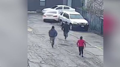 Captado en video: víctimas corren detrás de sospechosas de robar en su propio hogar