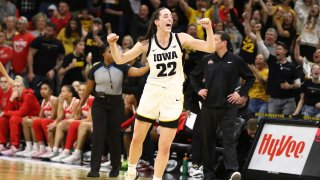 IOWA CITY, IOWA- 3 DE MARZO: La guardia Caitlin Clark # 22 de los Iowa Hawkeyes celebra después de romper el récord de puntuación de todos los tiempos de la NCAA de Pete Maravich durante la primera mitad contra los Ohio State Buckeyes en el Carver-Hawkeye Arena el 3 de marzo de 2024 en Iowa City. , Iowa. (Foto de Matthew Holst/Getty Images)