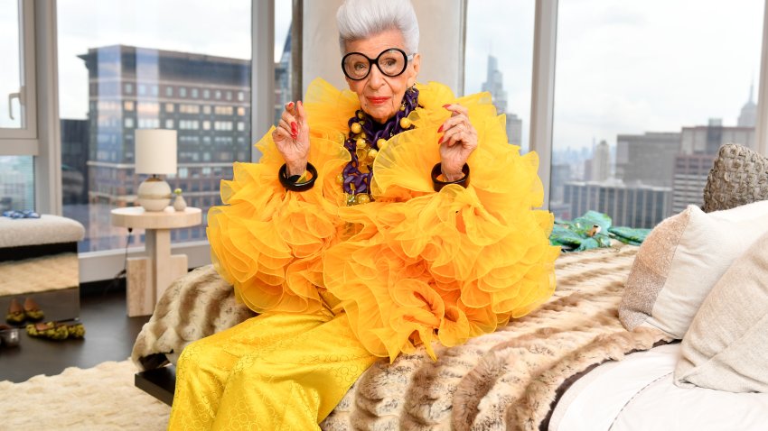 Iris Apfel se sienta para un retrato durante su fiesta de cumpleaños número 100 en Central Park Tower el 09 de septiembre de 2021 en Nueva York