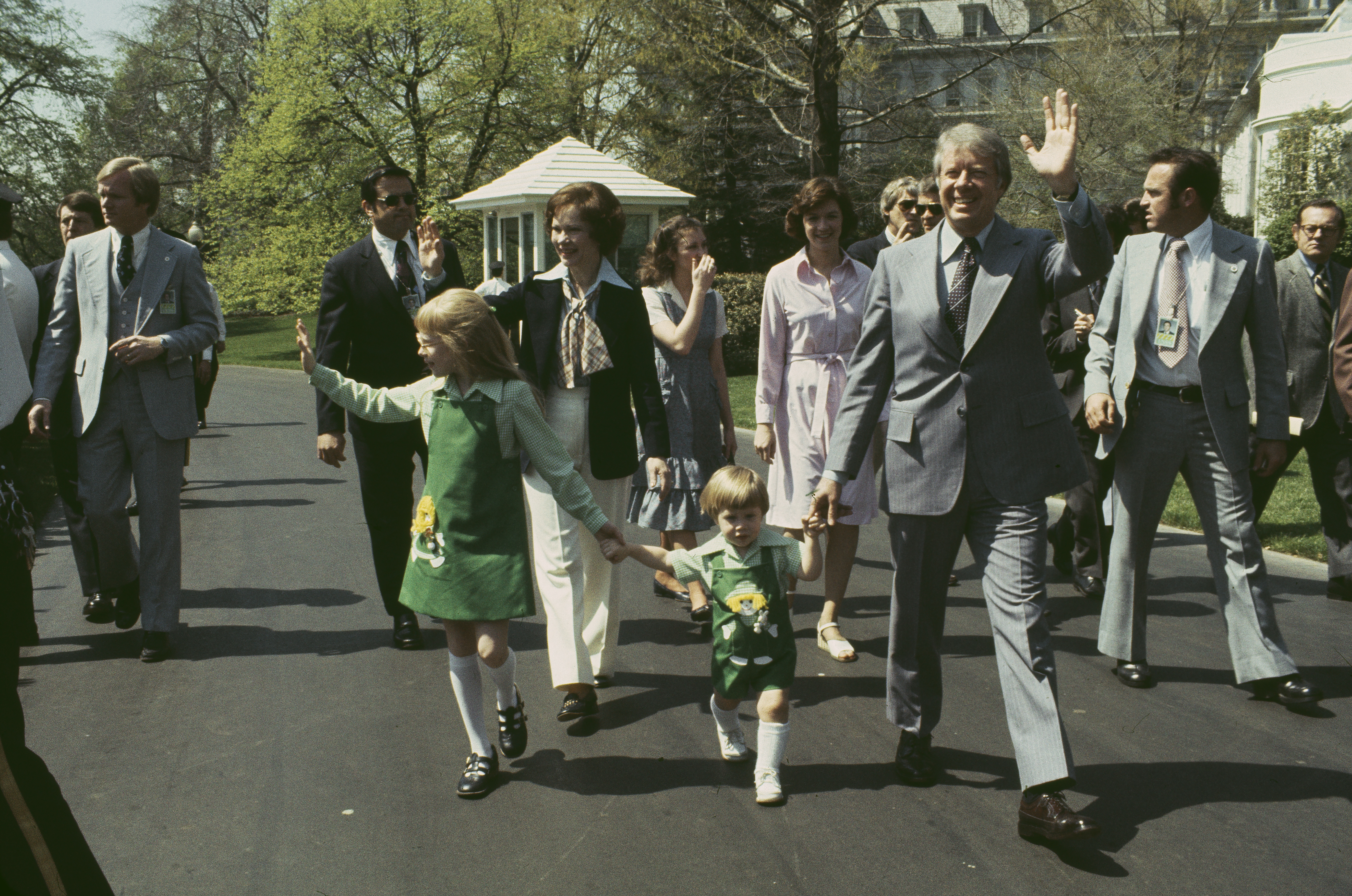 El presidente Jimmy Carter, la primera dama Rosalynn Carter, su hija Amy y su nieto Jason se mezclan con la multitud en el jardín sur de la Casa Blanca durante la ronda anual de huevos de Pascua, 1977.