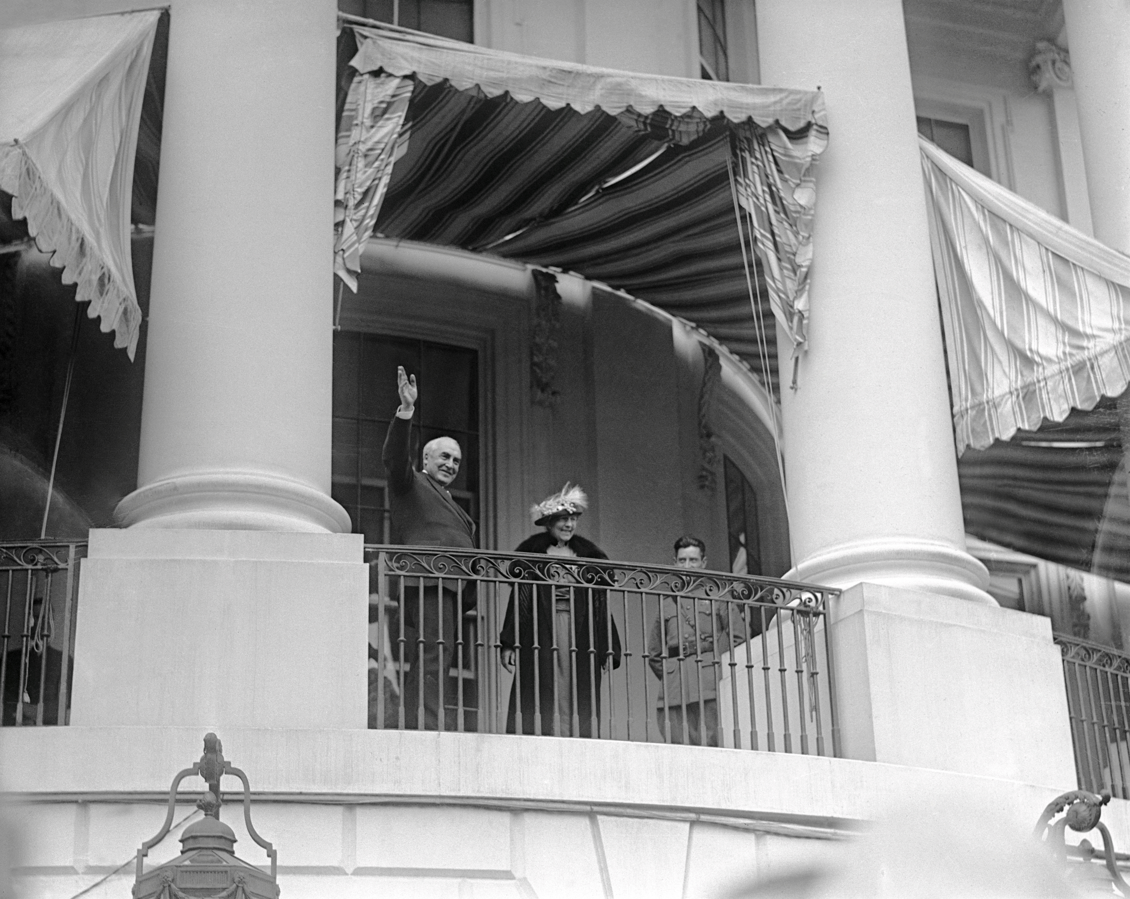 El presidente Warren Harding y la primera dama Florence Harding saludan en el evento de 1922.