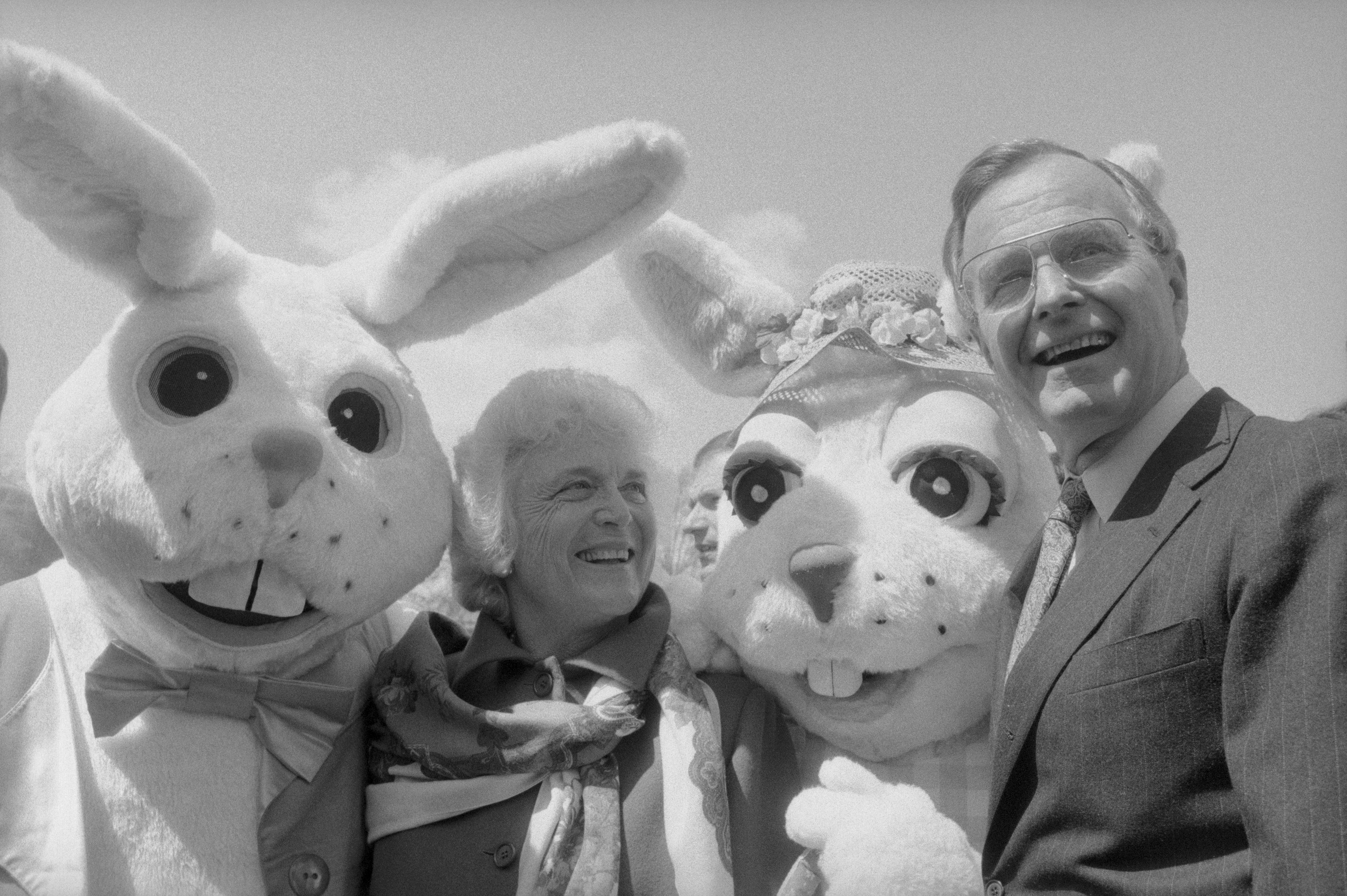 El vicepresidente George H. W. Bush y Barbara Bush reciben abrazos de los conejitos de Pascua durante el lanzamiento anual de la Casa Blanca, 1985.