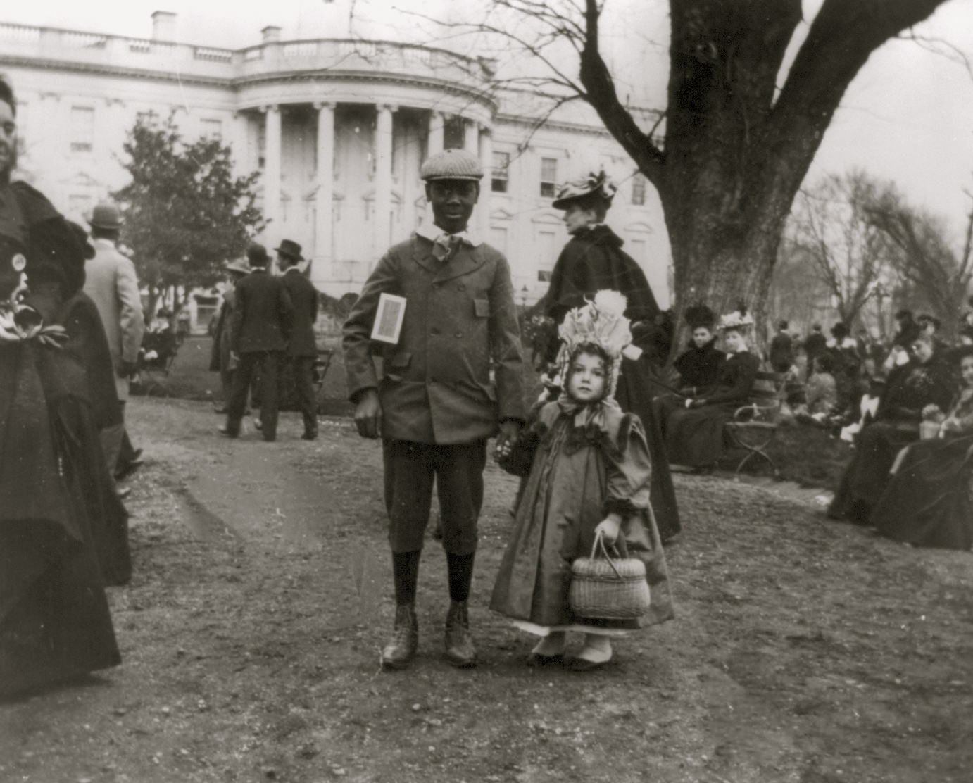 Niños en el evento de huevos de Pascua en la Casa Blanca, alrededor de 1898.