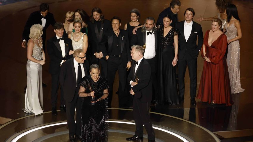 Emma Thomas (c) habla mientras el elenco de Oppenheimer celebra después de ganar el premio a mejor película en la edición 96 de los premios Óscar en Los Ángeles (EE.UU.). EFE/EPA/CAROLINE BREHMAN